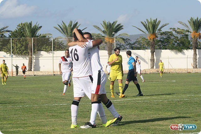 שחקני חורפיש חוגגים עוד שער לרשת של נהריה (מיכה פישנזון)